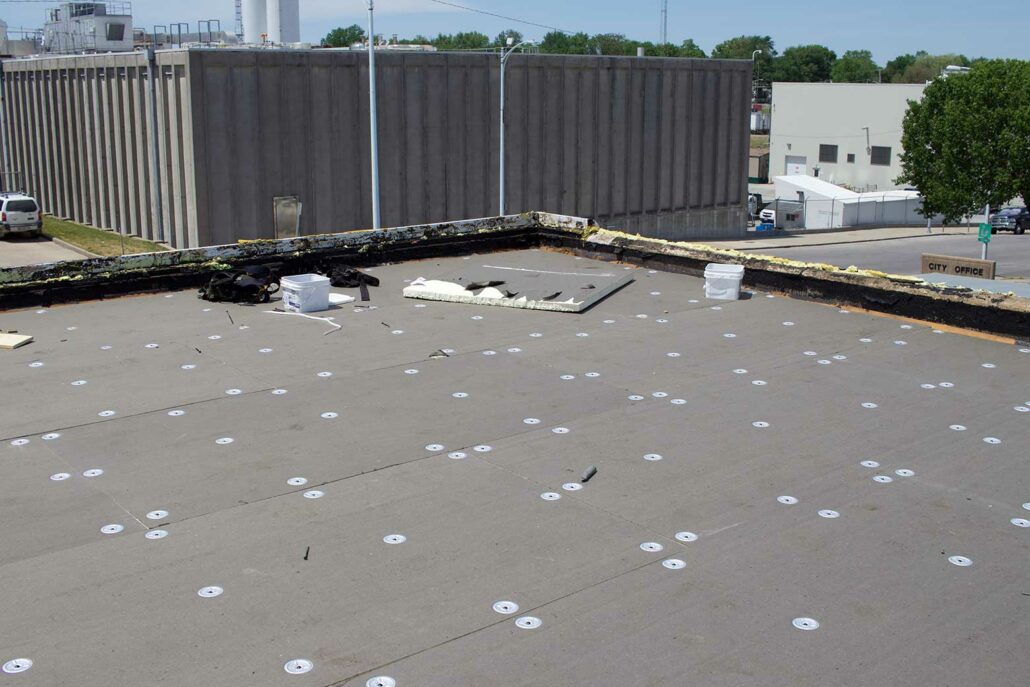 Polyisocyanurate foam insulation board for roof insulation